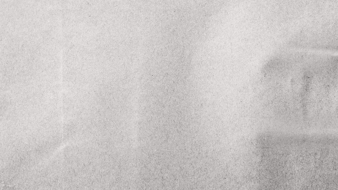 Strukturierte graue Papierfläche, Nahaufnahme, neutrale Textur für Sanitärbedarf Onlineshop